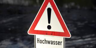 Ein Schild, das vor Hochwasser warnt (Foto: picture alliance / dpa | Stefan Puchner)