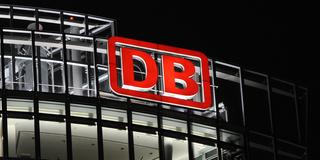 Das Logo der Deutschen Bahn an einem Gebäude (Foto: dpa)