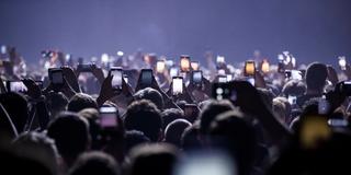 Konzertbesucher filmen mit ihren Handys vor der Bühne. (Foto: IMAGO / Gonzales Photo)