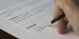 Unterschrift eines Vertrages (Foto: pixabay)