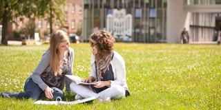 Zwei Studentinnen auf dem Campus der Universität des Saarlandes (Foto: Pressefoto/Michael Ehrhart)