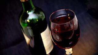 Eine Flasche und ein Glas Rotwein (Foto: pixabay.com/congerdesign)