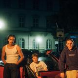 Die drei Jungs von 01099 posen mit einem Auto. (Foto: Arida Flack)