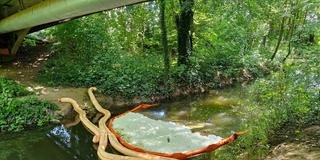 Eine Ölsperre wurde am Seffersbach installiert. (Foto: Henkgen Rene)