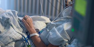 Eine ältere Frau liegt in einem Krankenhausbett. (Foto: picture alliance / Britta Pedersen/dpa-Zentralbild/dpa | Britta Pedersen)