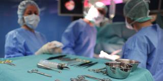 Ärtze bei einer Operation im Krankenhaus (Foto: dpa/ Angelika Warmuth)