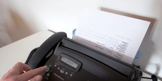 Hand betätigt ein Faxgerät (Foto: picture alliance / Uta Poss)