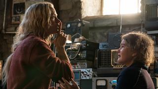 Emily Blunt (l) als Evelyn und Millicent Simmonds als Regan Abbott in einer Szene des Films "A Quiet Place". (Foto: picture alliance / Jonny Cournoyer/Paramount Pictures/dpa | Jonny Cournoyer)