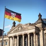 Der Reichtstag in Berlin mit einer Saarlandflagge im Vordergrund (Foto: picture alliance / Wolfram Steinberg / Imago / Waldmüller)
