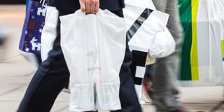 Menschen die mit Plastiktüten ihren Einkauf tragen. (Foto: dpa)