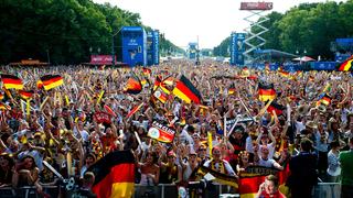 Fußballfans jubeln beim "Public Viewing" am Brandenburger Tor während dem WM-Viertelfinalspiels Deutschland - Frankreich nach dem Treffer zum 1:0 für Deutschland. (Foto: picture alliance/dpa | Daniel Bockwoldt)