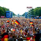 Fußballfans jubeln beim "Public Viewing" am Brandenburger Tor während dem WM-Viertelfinalspiels Deutschland - Frankreich nach dem Treffer zum 1:0 für Deutschland. (Foto: picture alliance/dpa | Daniel Bockwoldt)