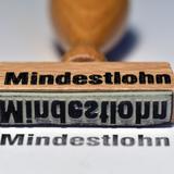 Ein Stempel mit der Aufschrift "Mindestlohn" (Foto: dpa/)