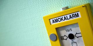 Gelber Amokalarm-Knopf (Foto: picture alliance/dpa | Arno Burgi)