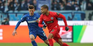 Gyamerah Jan (SV Elversberg, 30) im Zweikampf mit Marvin Wanitzek (Karlsruher SC, 10) (Foto: IMAGO / Eibner)