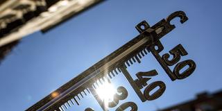 Ein Thermometer zeigt in der Innenstadt knapp 35 Grad (Foto: picture alliance/dpa | Patrick Seeger)