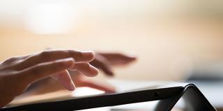 Jemand tippt an einem Tablet (Foto: picture alliance/dpa | Rolf Vennenbernd)