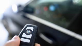 Ein Mann hält den Schlüssel eines BMW in der Hand.  (Foto: picture alliance/dpa | Matthias Balk)