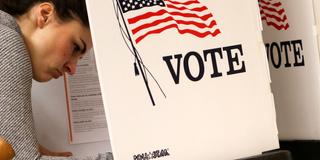 Eine Frah in einem Wahlstand während der Midterms in den USA (Foto: picture alliance/dpa | Liuu Yilin)