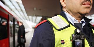 Mitarbeiter des Sicherheitsdienstes der Deutschen Bahn steht mit einer Bodycam am Bahnsteig (Foto: picture alliance/dpa | Oliver Berg)