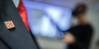 DB-Anstecker an der Uniform eines Zugbegleiters (Foto: picture alliance/dpa | Rolf Vennenbernd)