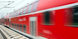 Ein Regionalexpress der Deutschen Bahn fährt am Bahnsteig vorbei (Foto: picture alliance/Patrick Pleul/dpa-Zentralbild/dpa)