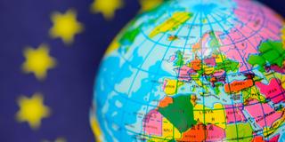 EU-Fahne und Globus mit Europa (Foto: dpa / McPHOTO/C. Ohde)