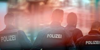Polizisten hinter einem Absperrband (Foto: picture alliance/dpa | Klaus-Dietmar Gabbert)