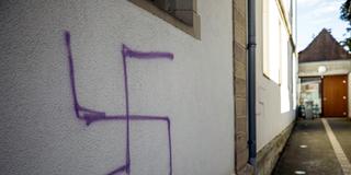 Hakenkreuz-Schmierereien an einer Hauswand (Foto: picture alliance/dpa | Jean-Francois Badias)