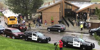 Unserding De Homepage - polizisten stehen und vor einer schule unbekannte haben in einer schule sudlich von denver im