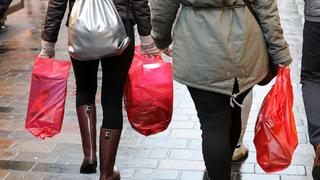 Zwei Menschen gehen mit Plastiktüten einkaufen (Foto: dpa/)