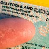 Ein Zeigefinger ist über einem deutschen Personalausweis zu sehen. (Foto: dpa)