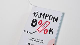 Das "Tampon Book" zur ungerechten Besteuerung von Hygieneprodukten (Foto: dpa/)