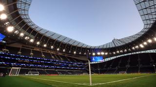 Blick ins Tottenham Hotspur Stadium. Der Rasenplatz, die leeren Ränge und das große offene Dach sind zu sehen. (Foto: picture alliance / empics | Nick Potts)