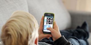 Kinder und Smartphone  (Foto: Tobias Hase - dpa/ bildfunk)