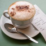 Ein Kassenzettel liegt neben einer Tasse mit Kakao (Foto: dpa/)