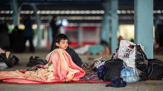 Ein Junge aus Syrien sitzt in der türkischen Grenzstadt Edirne nahe des Grenzübergangs Pazarkule-Kastanies in einer leeren Markthalle. (Foto: dpa/Mohssen Assanimoghaddam)