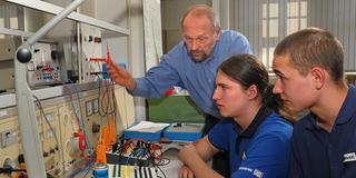 Auszubildene bei der Arbeit an einer elektronischen Steuerungsanlage (Foto: dpa/Wolfgang Thieme)