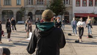 Junge Menschen treffen sich auf einem Platz zu einer Kundgebung (Foto: Lukas Ratius/Bunkhouse Film)