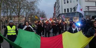 Demonstranten mit Flagge auf der Kurdendemo in Saarbrücken (Foto: Pasquale D'Angiolillo )