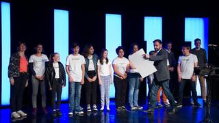 Jurymitglied Zlatin Nikov übergibt den Gewinnerscheck (Foto: SR)