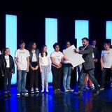 Jurymitglied Zlatin Nikov übergibt den Gewinnerscheck (Foto: SR)