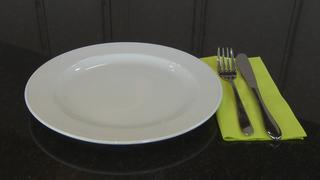 Ein leerer Teller mit Besteck (Foto: SR)