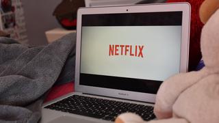 Ein Laptop, auf dem Netflix geöffnet ist, steht auf einem Bett (Foto: pixabay.com/Jade87)