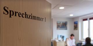 Sprechzimmer in einer Arztpraxis (Foto: picture alliance/dpa/dpa-Zentralbild | Monika Skolimowska)