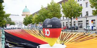 Ein schwarz-rot-goldenes Herz steht während des Eröffnungstages der EinheitsEXPO in Potsdam (Foto: picture alliance/Soeren Stache/dpa-Zentralbild/dpa)