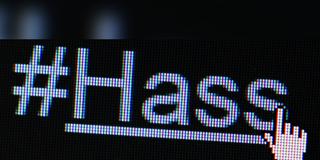 Der Hashtag #Hass ist auf einem Bildschirm zu sehen (Foto: picture alliance/Lukas Schulze/dpa)