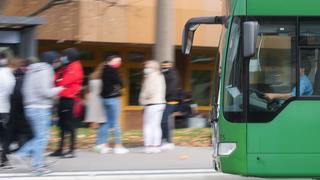 Ein Bus fährt an eine Haltestelle (Foto: picture alliance/Julian Stratenschulte/dpa)