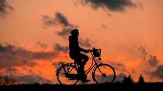 Eine Person fährt Fahrrad (Foto: pixabay)