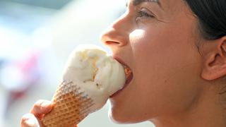 Eine junge Frau erfrischt sich mit einem Waffeleis (Foto: picture alliance / Holger Hollemann/dpa | Holger Hollemann)